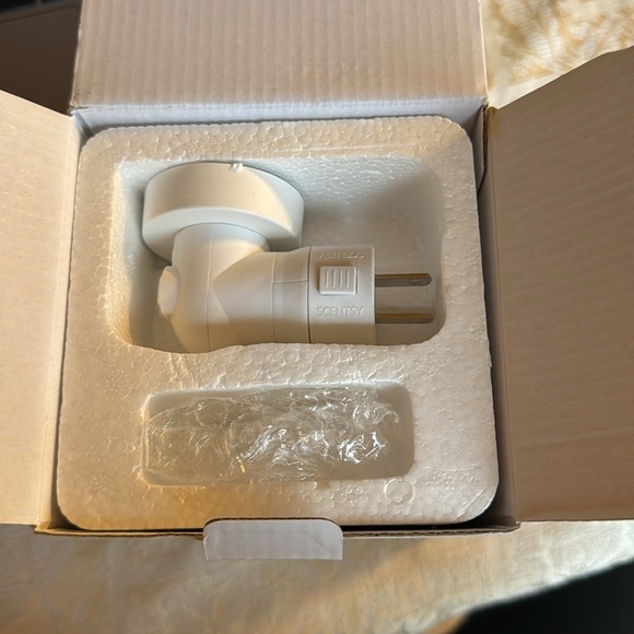 Scentsy Blue Watercolour Wall Warmer Plug in - Picture 2 of 3